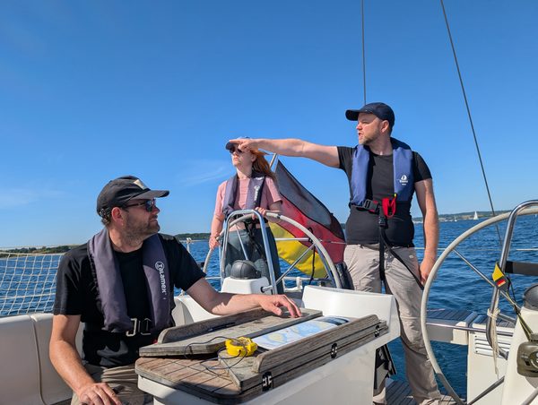 Im engen Fahrwasser sucht man stets das nächste Tonnenpaar. Teamwork zwischen Navigator und Rudergänger.