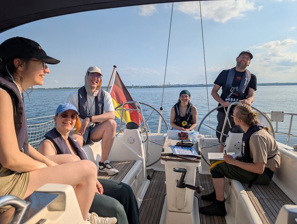 Der typische Flauschtörn-Moment – chillen im Cockpit in guter Gesellschaft.