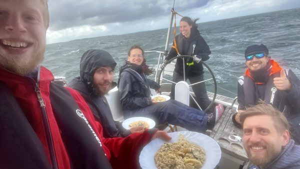 Nudeln bei Windstärke 7. Wer nicht aufpasst, dem fliegen die Nudeln von der Gabel. Meine größte Hochachtung der Küchencrew!