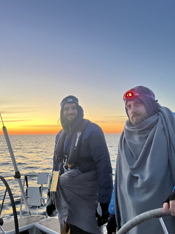 Vier Uhr morgens, Sonnenaufgang. Wer friert, kriegt eine Decke.