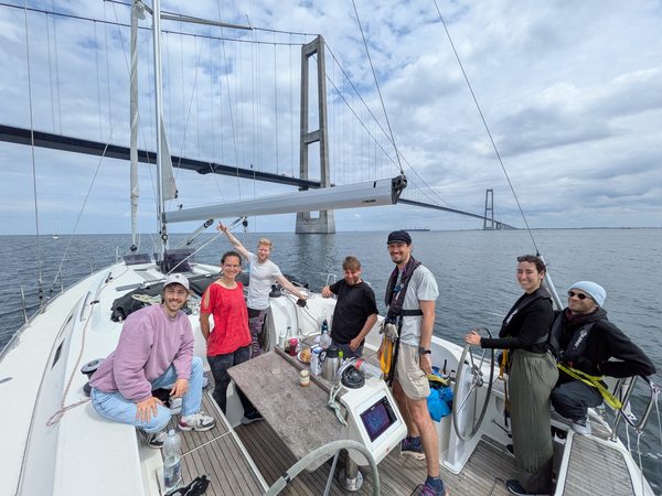 Unter der Großer-Belt-Brücke durch.