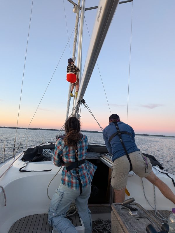 Großsegel mit Rollreffanlagen gehören verboten! Aber am Ende ist es doch immer ein Highlight, jemanden in den Mast hochzuziehen, um das verklemmte Segeltuch aus dem Mast zu befreien.